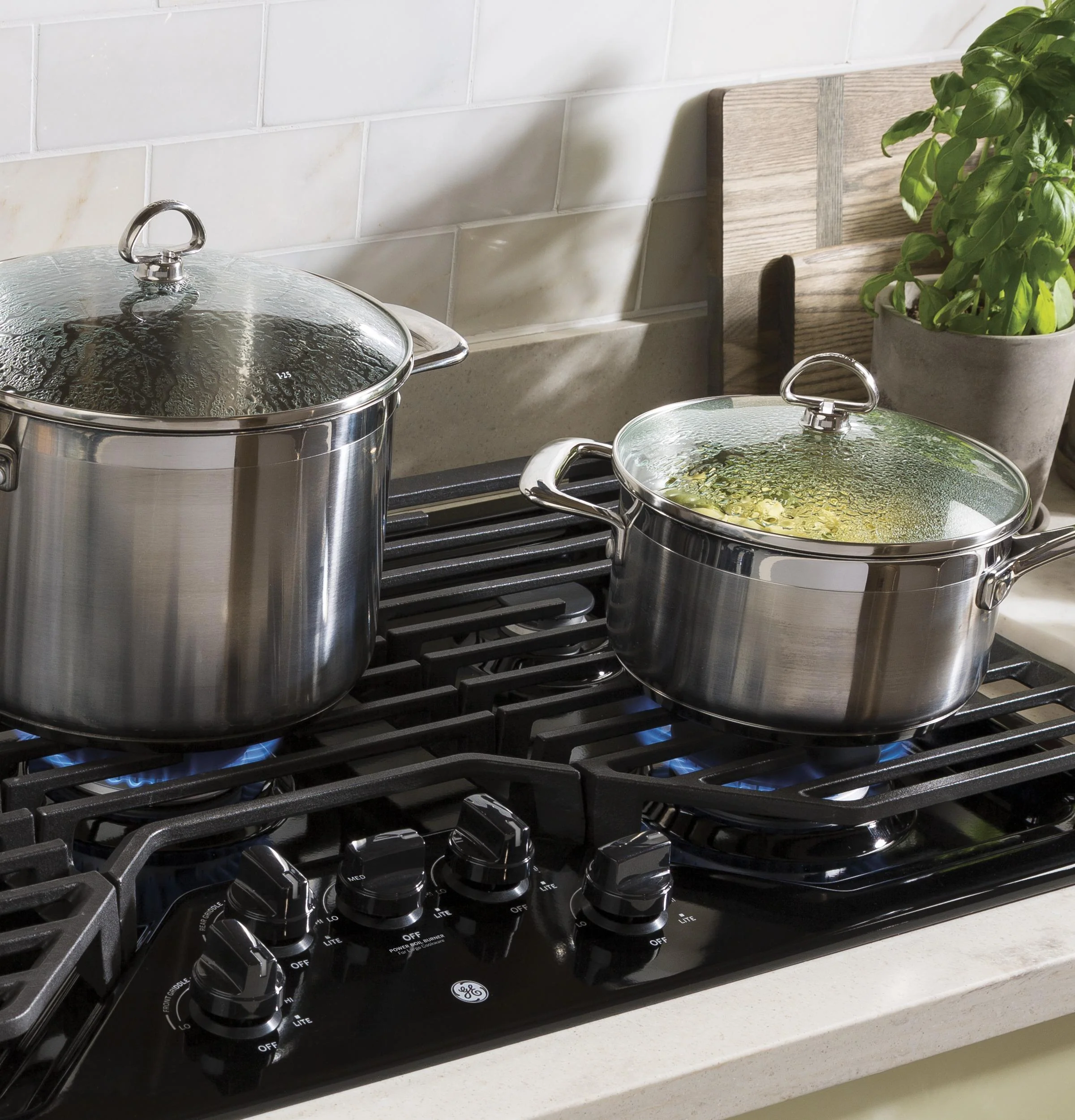 JGP5036DLBB GE® 36" Built-In Gas Cooktop with 5 Burners and Dishwasher Safe Grates - Image 7