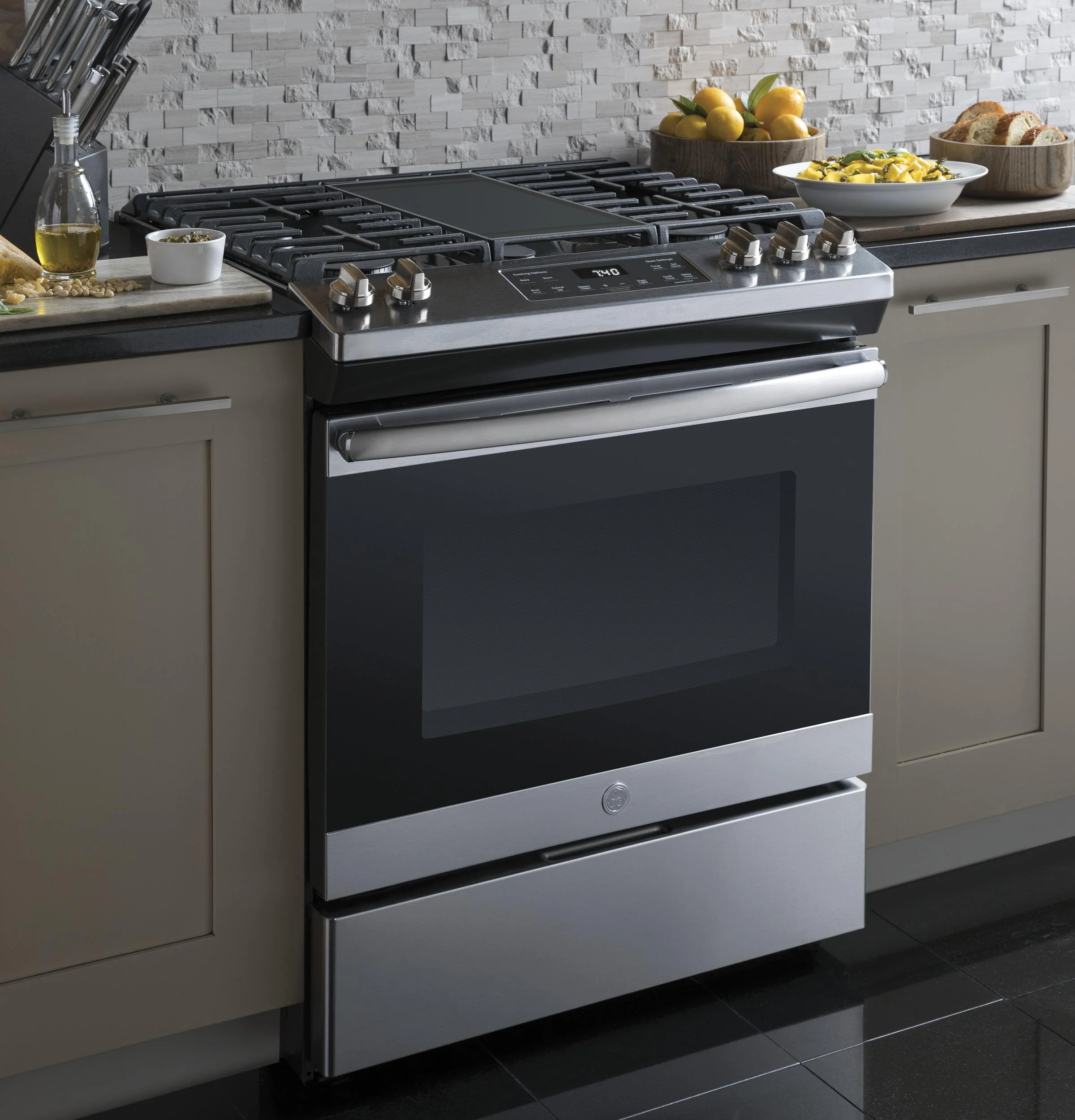 JGSS66SELSS GE® 30" Slide-In Front Control Gas Range - Image 13
