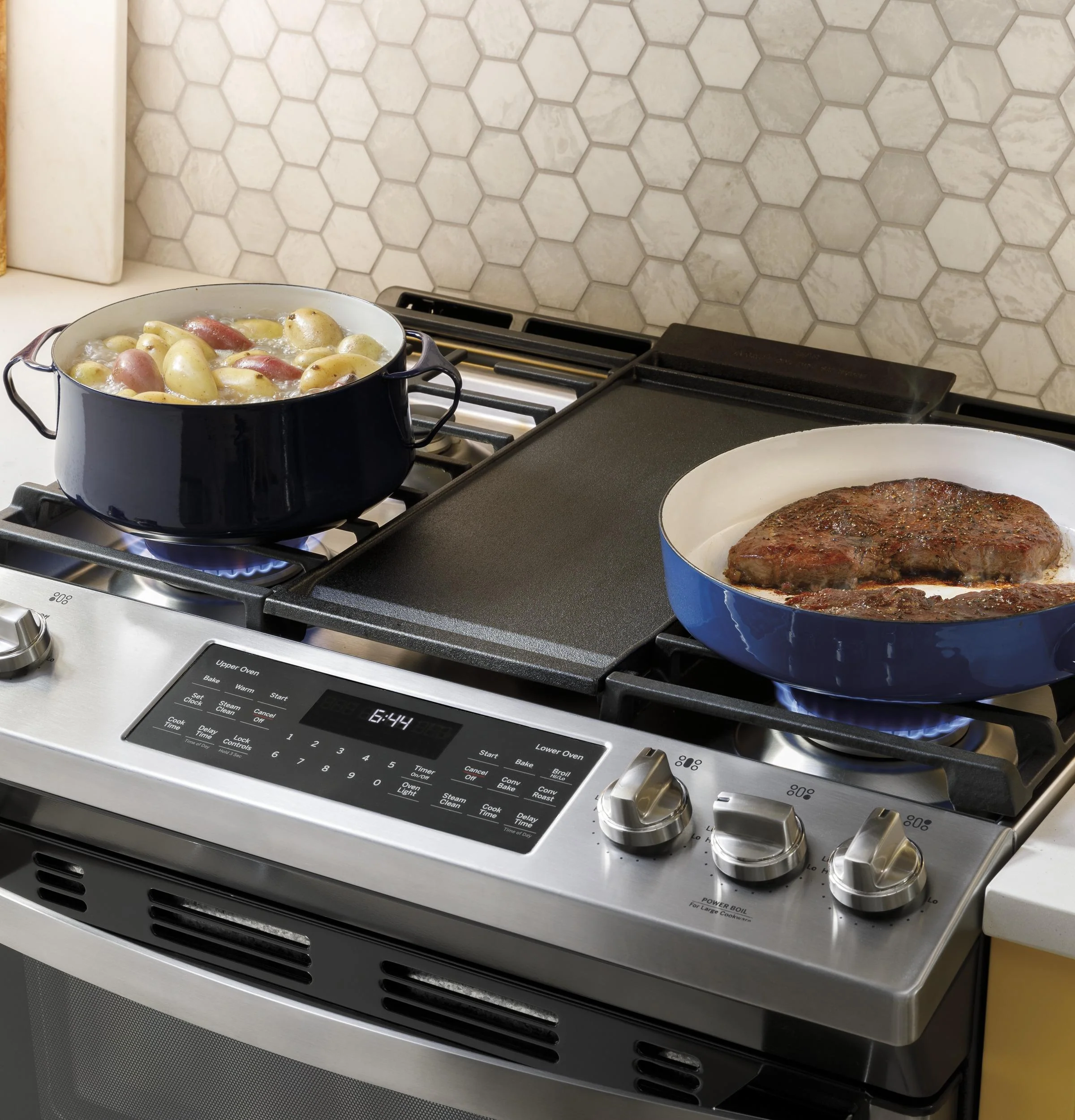 JGSS86SPSS GE 30" Slide-In Front Control Gas Double Oven Range - Image 8