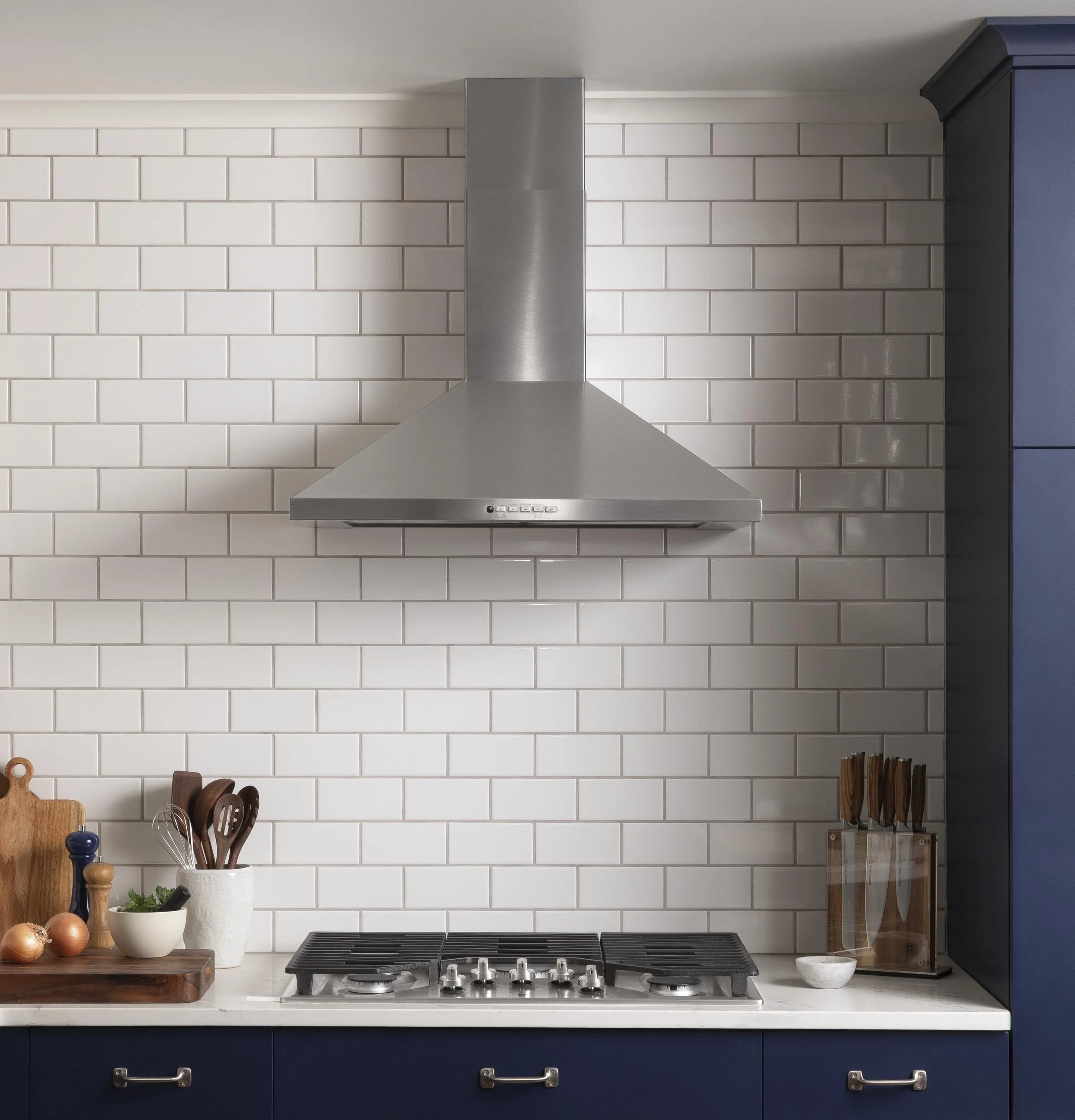 JVW5301SJSS GE® 30" Wall-Mount Pyramid Chimney Hood - Image 8