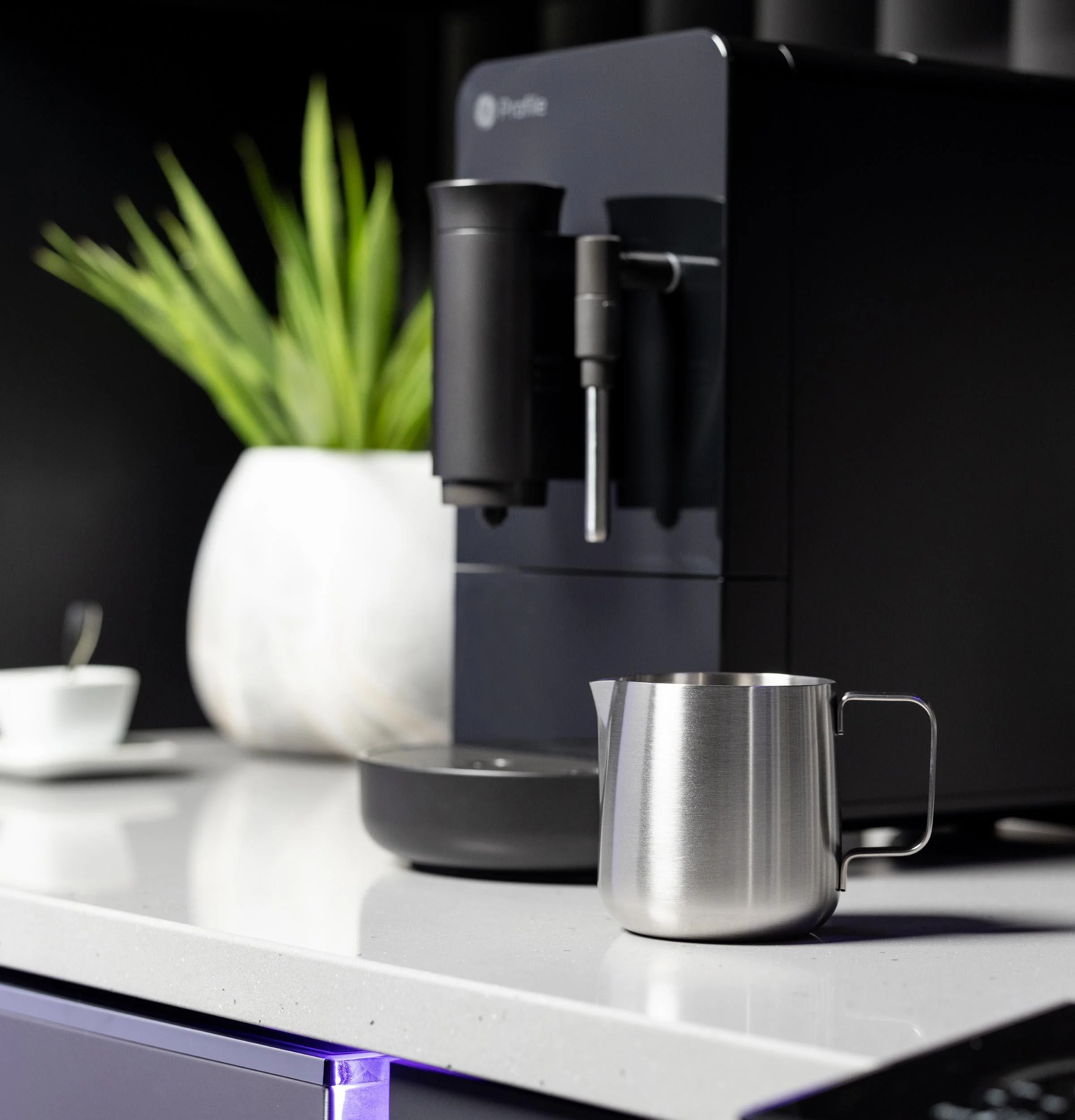 P7CEBBS6RBB GE Profile™ Automatic Espresso Machine + Frother - Image 10