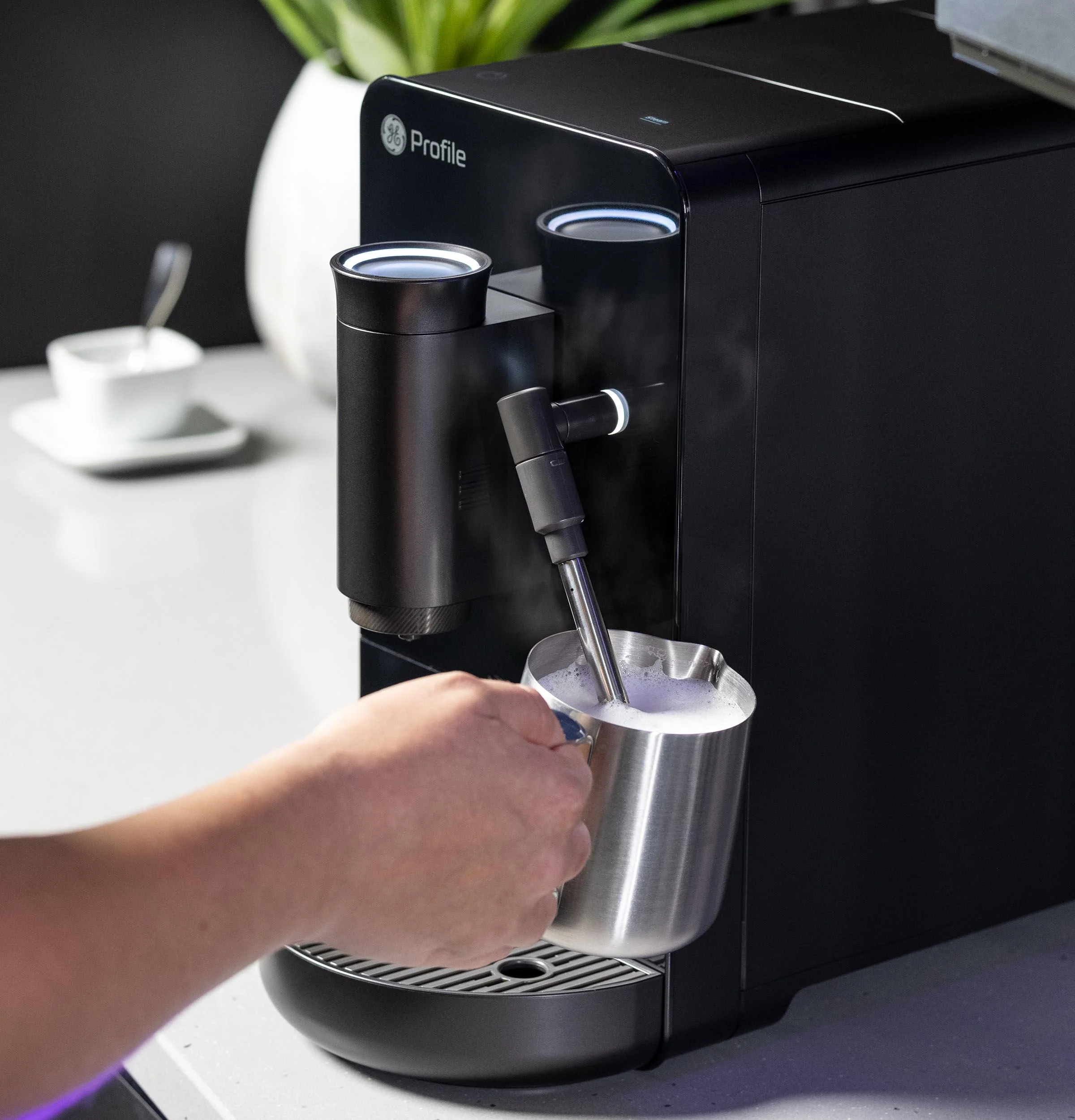 P7CEBBS6RBB GE Profile™ Automatic Espresso Machine + Frother - Image 16