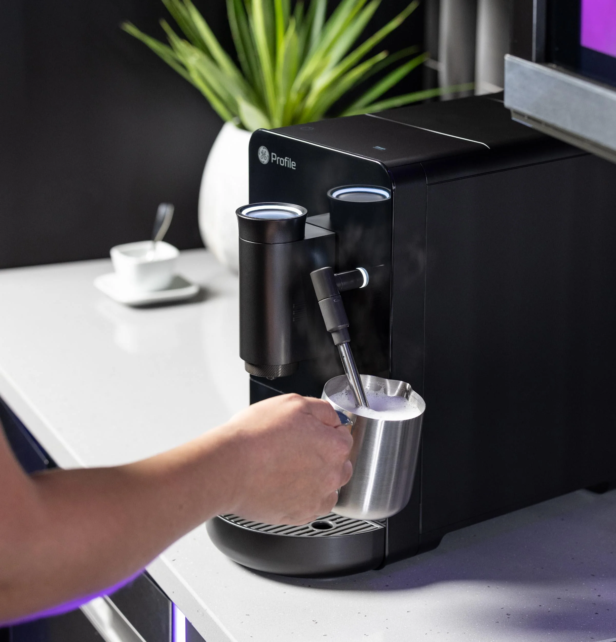 P7CEBBS6RBB GE Profile™ Automatic Espresso Machine + Frother - Image 8