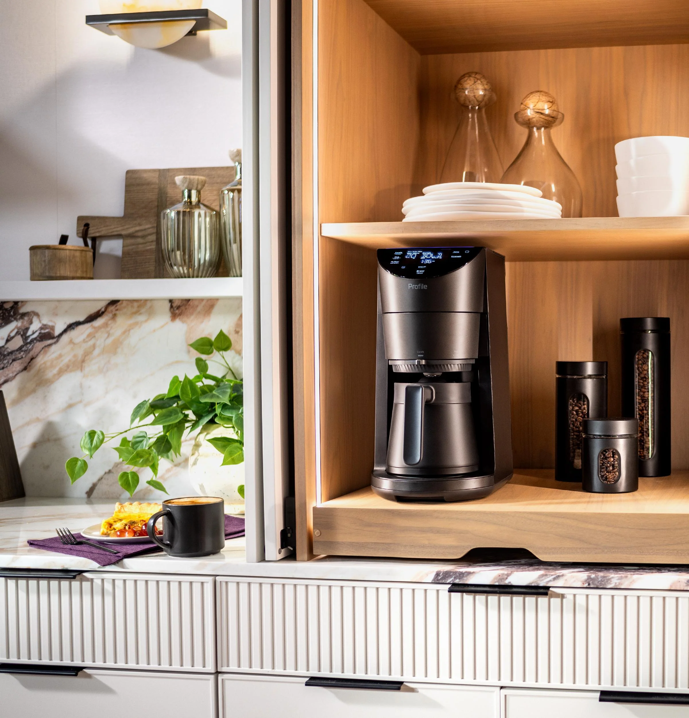 P7CGAAS6TBB GE Profile™ Smart Grind and Brew Coffee Maker with Podless Single Serve - Image 7