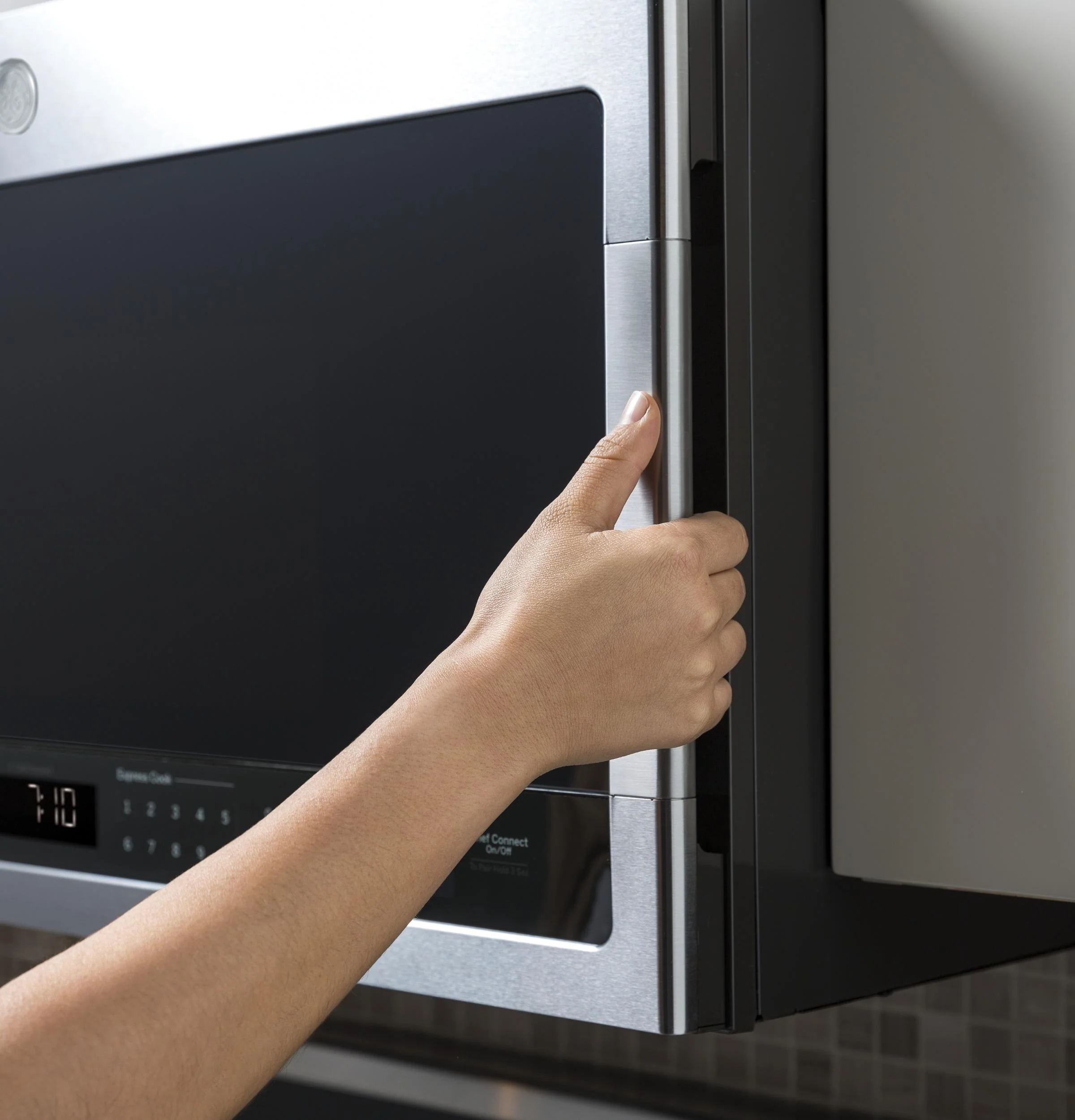 PVM9005SJSS GE Profile™ 2.1 Cu. Ft. Over-the-Range Sensor Microwave Oven - Image 4