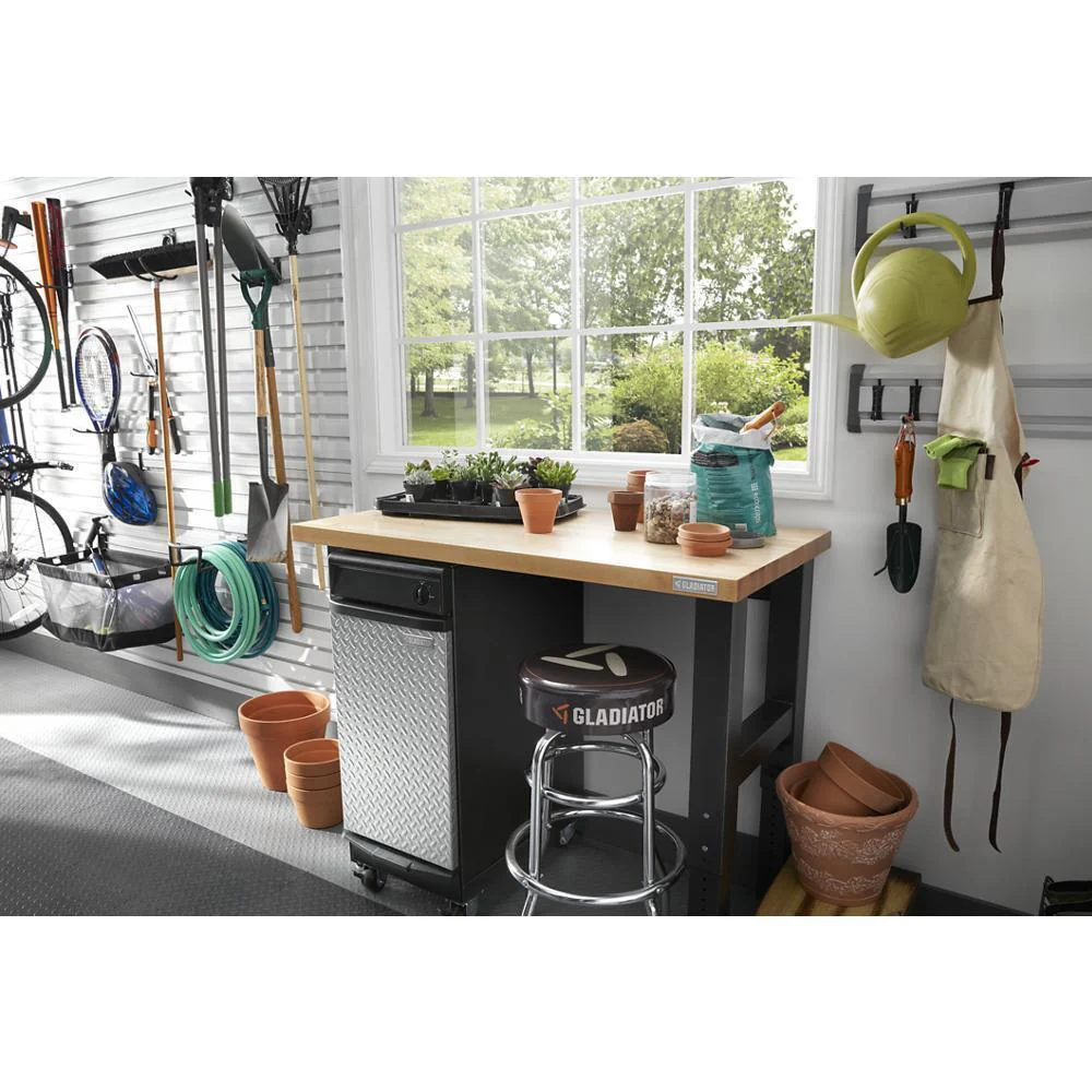 Gladiator GAAC68PSDG 6' Wide 9-Outlet Workbench Powerstrip - Image 17
