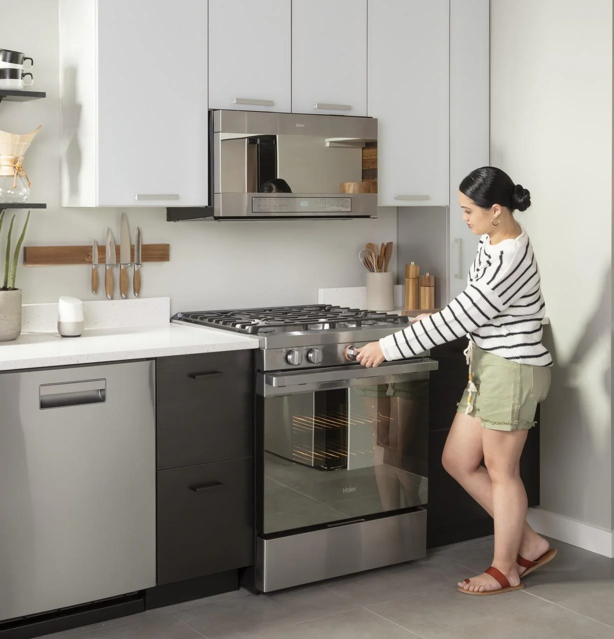 Haier QGSS740RNSS 30" Smart Slide-In Gas Range with Convection - Image 21
