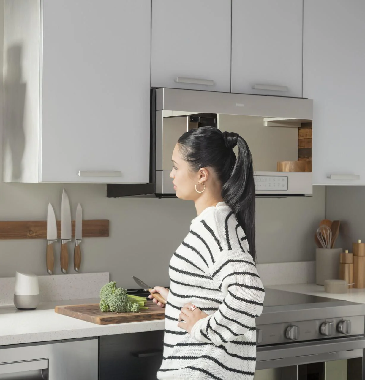 30" 1.6 Cu. Ft. Smart Over-the-Range Microwave Oven - Image 26