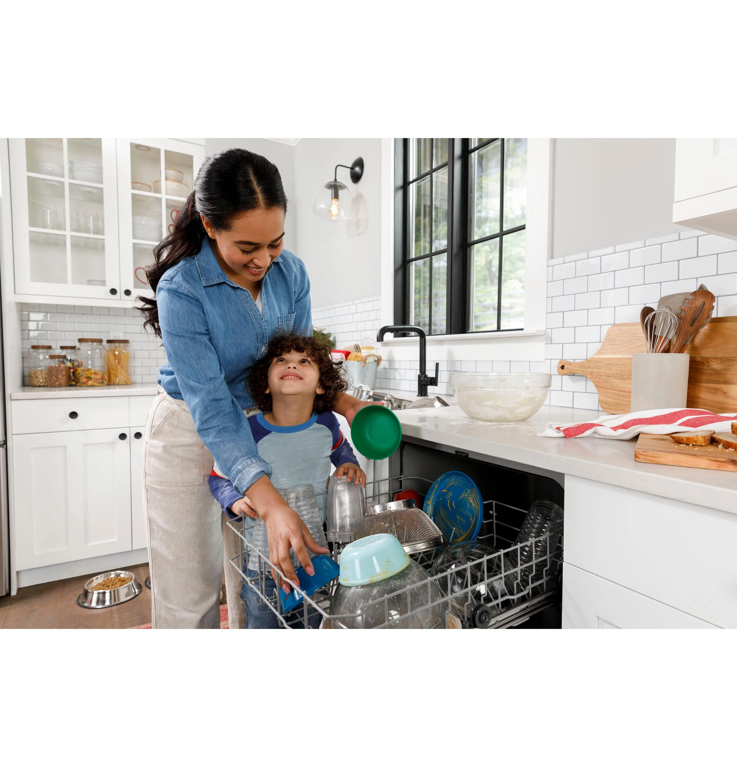 HDF310PGRBB Hotpoint® One Button Dishwasher with Plastic Interior - Image 15