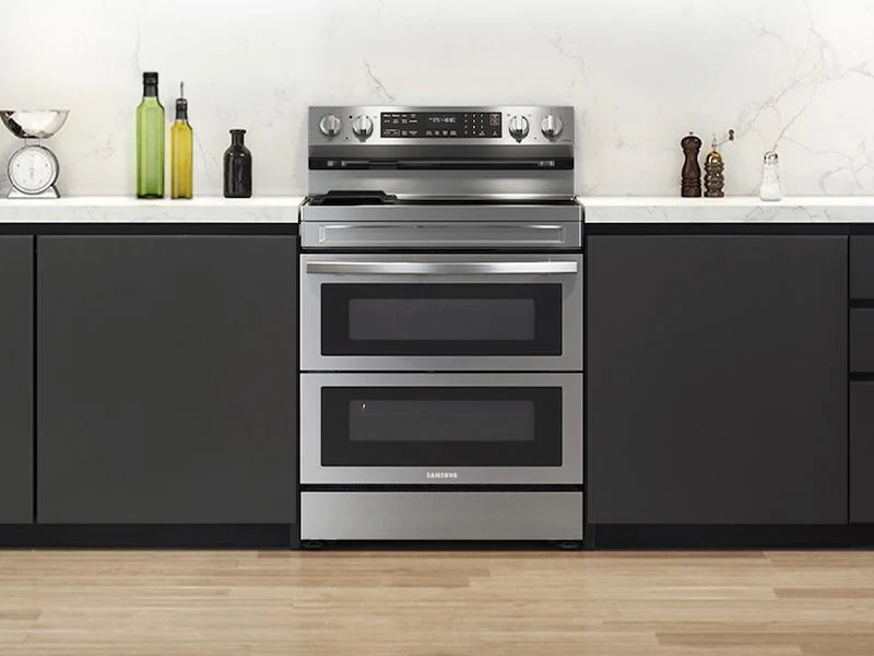 Samsung NE63A6751SS 6.3 cu. ft. Smart Freestanding Electric Range with Flex Duo™, No-Preheat Air Fry & Griddle in Stainless Steel - Image 2