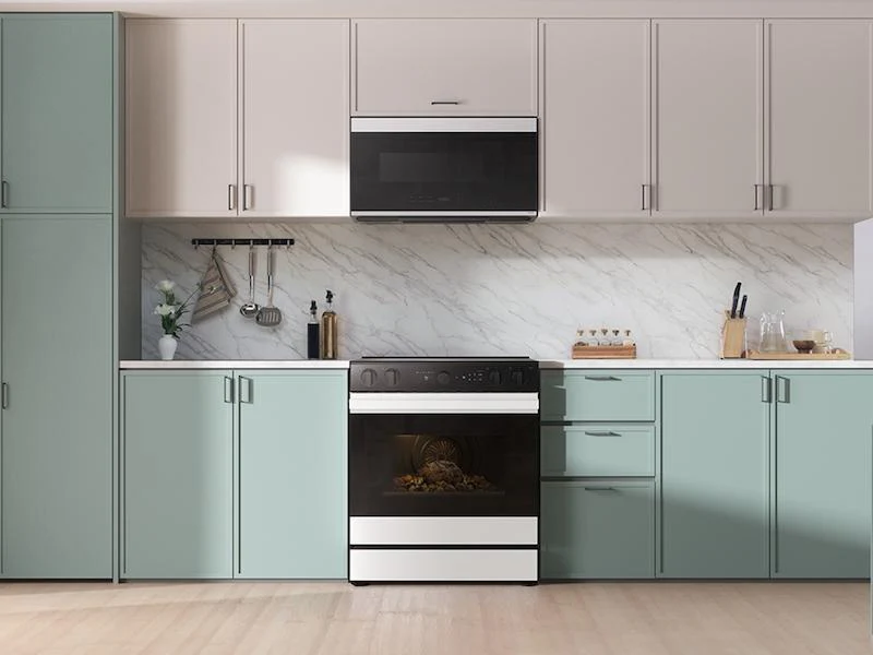 Samsung NSE6DB850012 Bespoke 6.3 cu. ft. Smart Slide-In Electric Range with Air Sous Vide & Air Fry in White Glass - Image 3