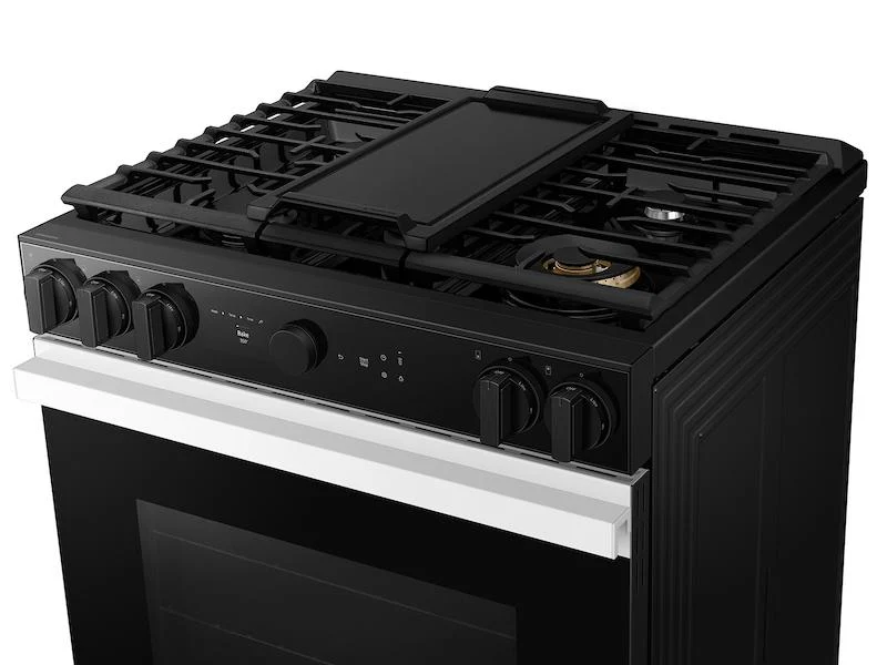 Samsung NSG6DB850012 Bespoke 6.0 cu. ft. Smart Slide-In Gas Range with Air Sous Vide & Air Fry in White Glass - Image 7