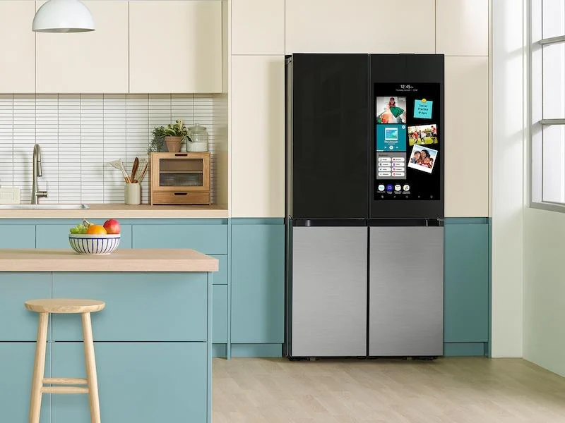 Samsung Bespoke 4-Door Flex™ Refrigerator (29 cu. ft.) with Family Hub™  in Charcoal Glass Top and Stainless Steel Bottom Panels - Image 4