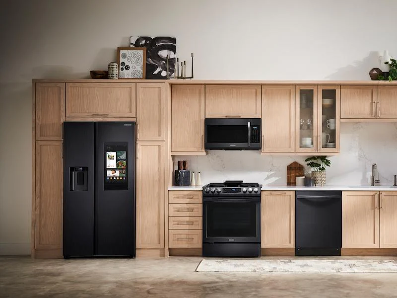 26.7 cu. ft. Large Capacity Side-by-Side Refrigerator with Touch Screen Family Hub™ in Black Stainless Steel - Image 3