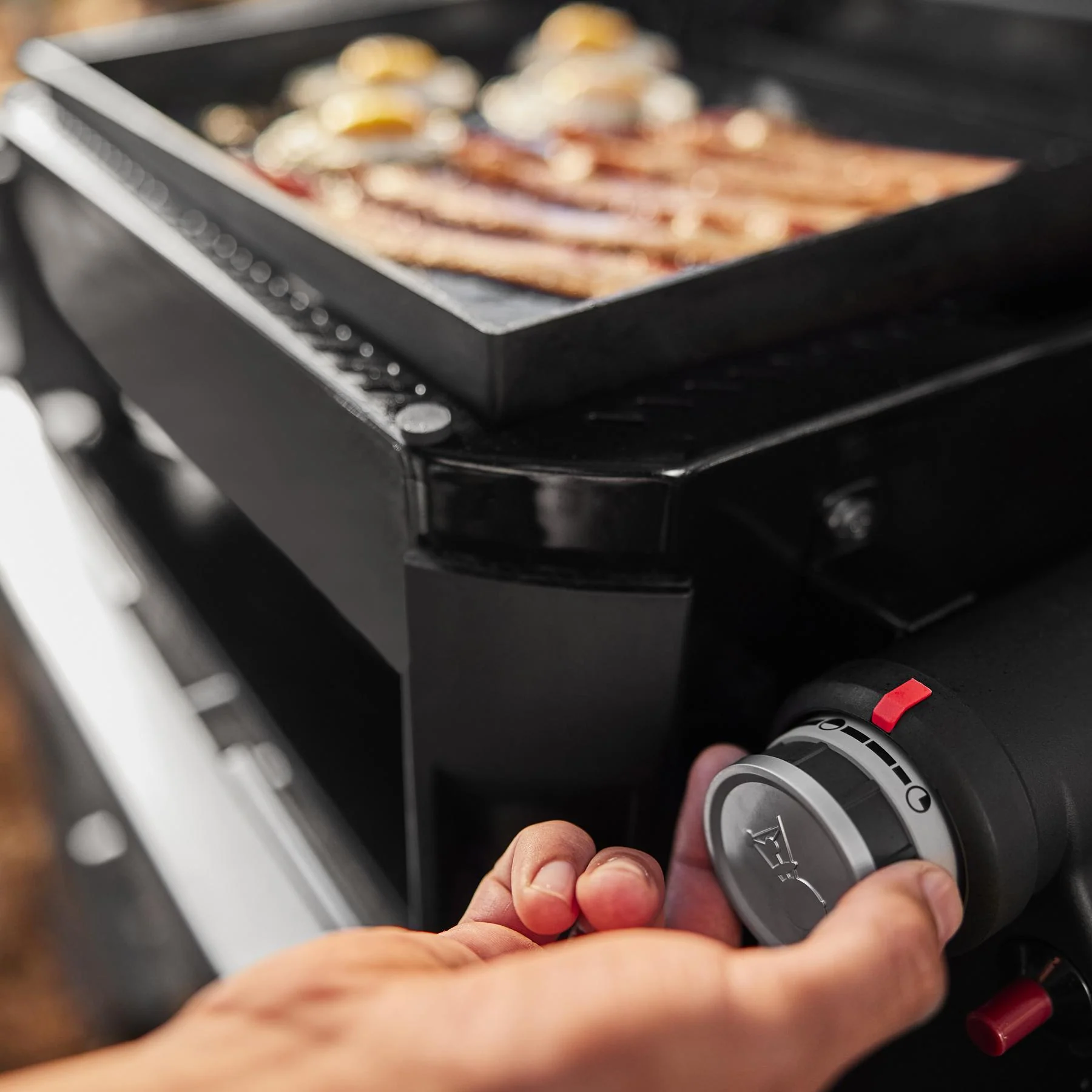 1500012 Weber Traveler® 17 Tabletop Griddle - Black - Image 4